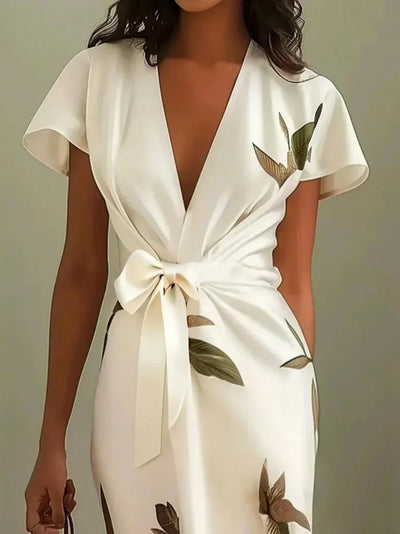 Tammy | Robe midi ajustée en satin avec manches courtes et motif de feuilles blanches
