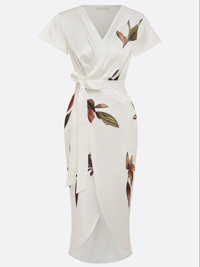 Tammy | Robe midi ajustée en satin avec manches courtes et motif de feuilles blanches