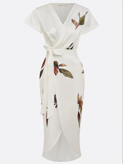 Tammy | Robe midi ajustée en satin avec manches courtes et motif de feuilles blanches