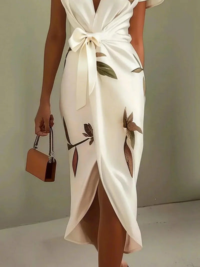 Tammy | Robe midi ajustée en satin avec manches courtes et motif de feuilles blanches