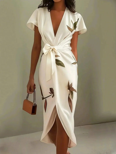 Tammy | Robe midi ajustée en satin avec manches courtes et motif de feuilles blanches