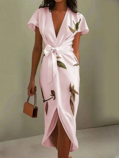 Tammy | Robe midi ajustée en satin avec manches courtes et motif de feuilles blanches