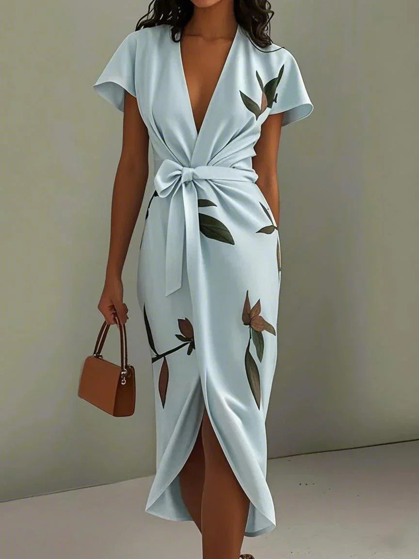 Tammy | Robe midi ajustée en satin avec manches courtes et motif de feuilles blanches
