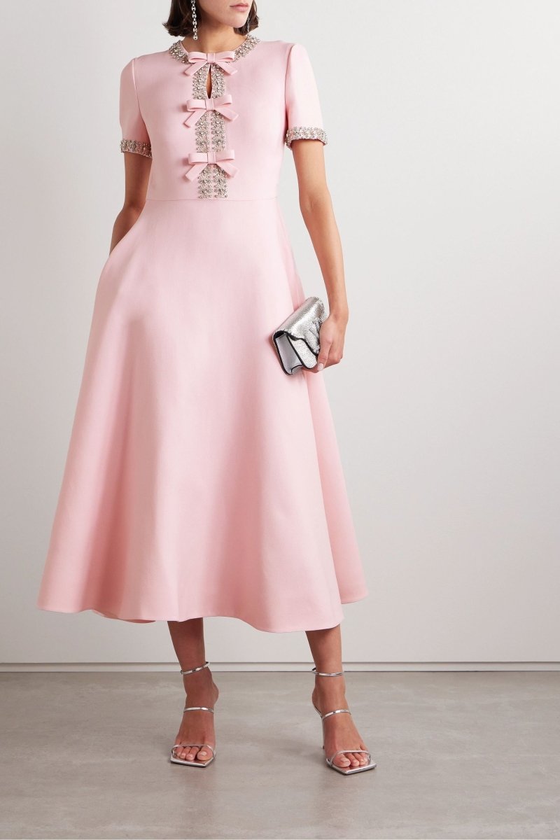 Daisy | Robe midi Zoe Bowknot rose ornée de cristaux